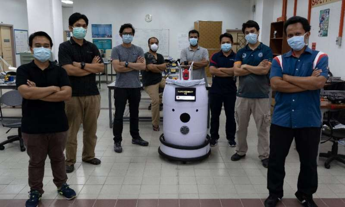 Ученые создали робота-медбрата, помогающего больным коронавирусом, кадры 