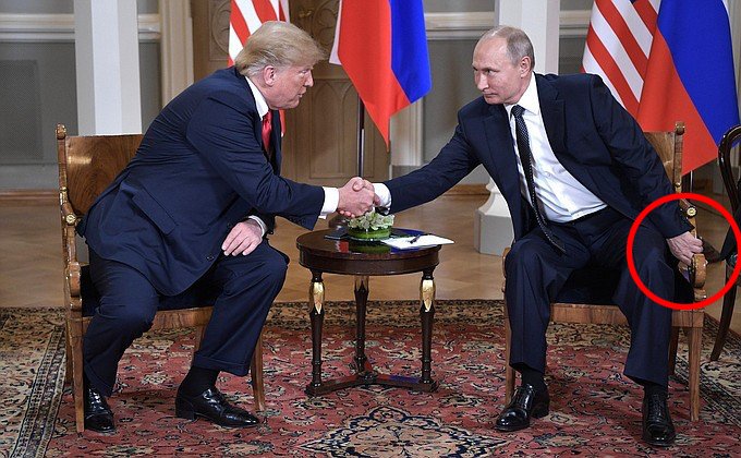 Загадка странной позы Путина на встрече с Трампом раскрыта: новое фото взорвало Сеть