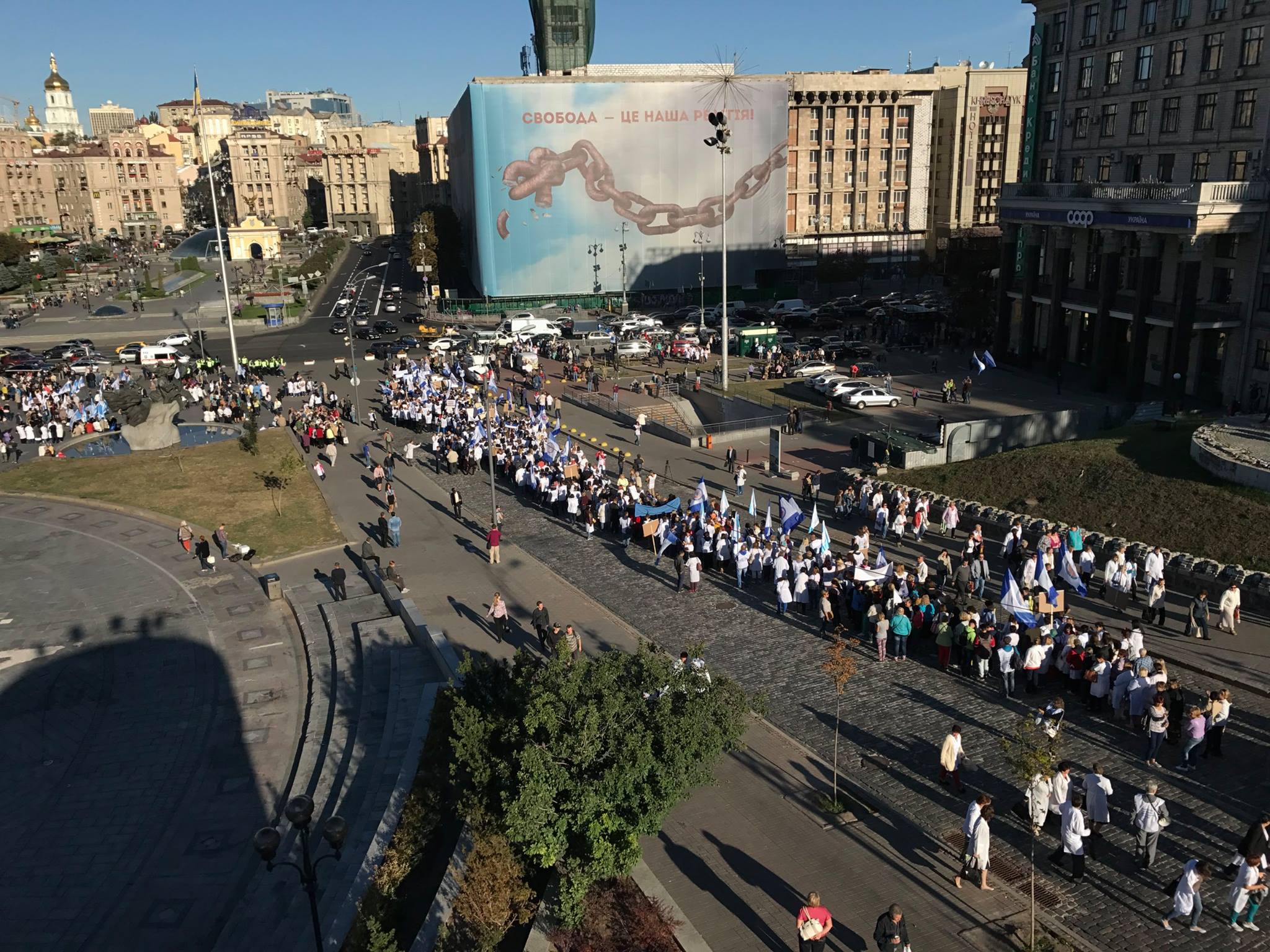 Тысячи медиков вышли на митинг в центре Киева - полиция перекрывает улицы, установлены металлоискатели: кадры