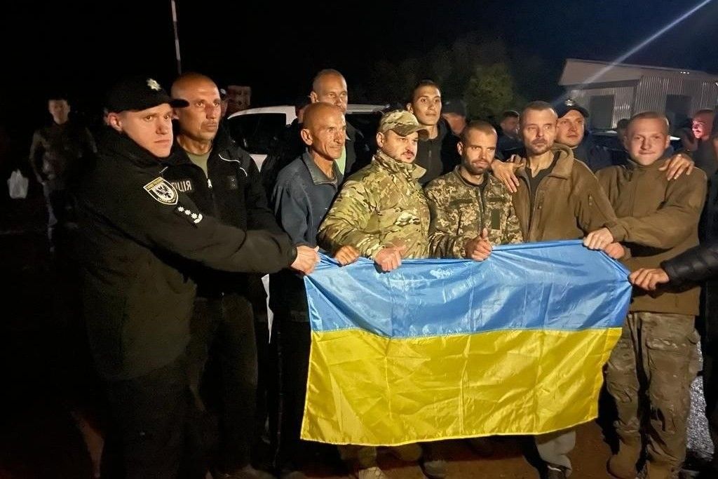  "Пташка" и часть "азовцев" дома: группа защитников Мариуполя вернулась в Украину из российского плена