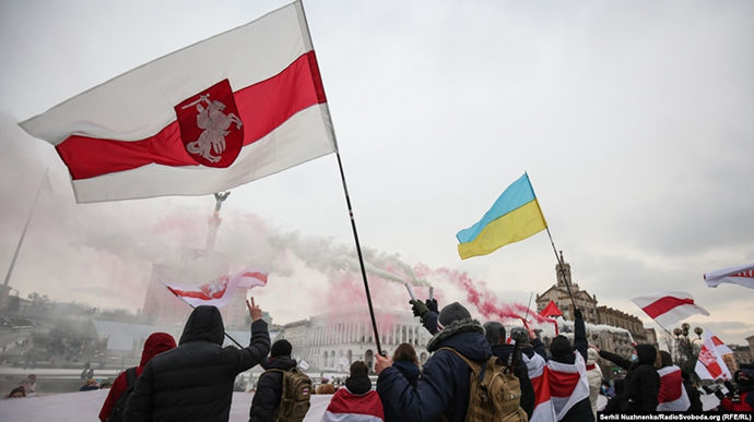 Антироссийские плакаты белорусов на митинге в Киеве возмутили Россию: фото попали в соцсети РФ