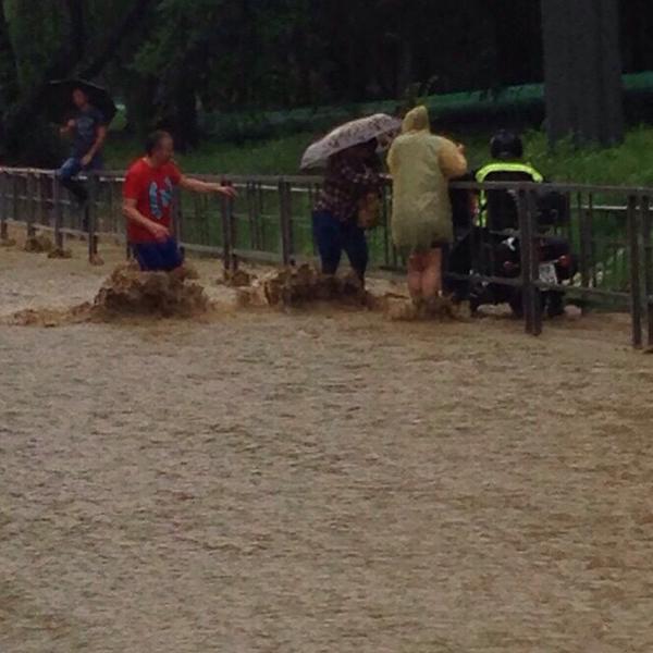 Потоп в Сочи: парализовано движение поездов, не работает аэропорт, город уходит под воду