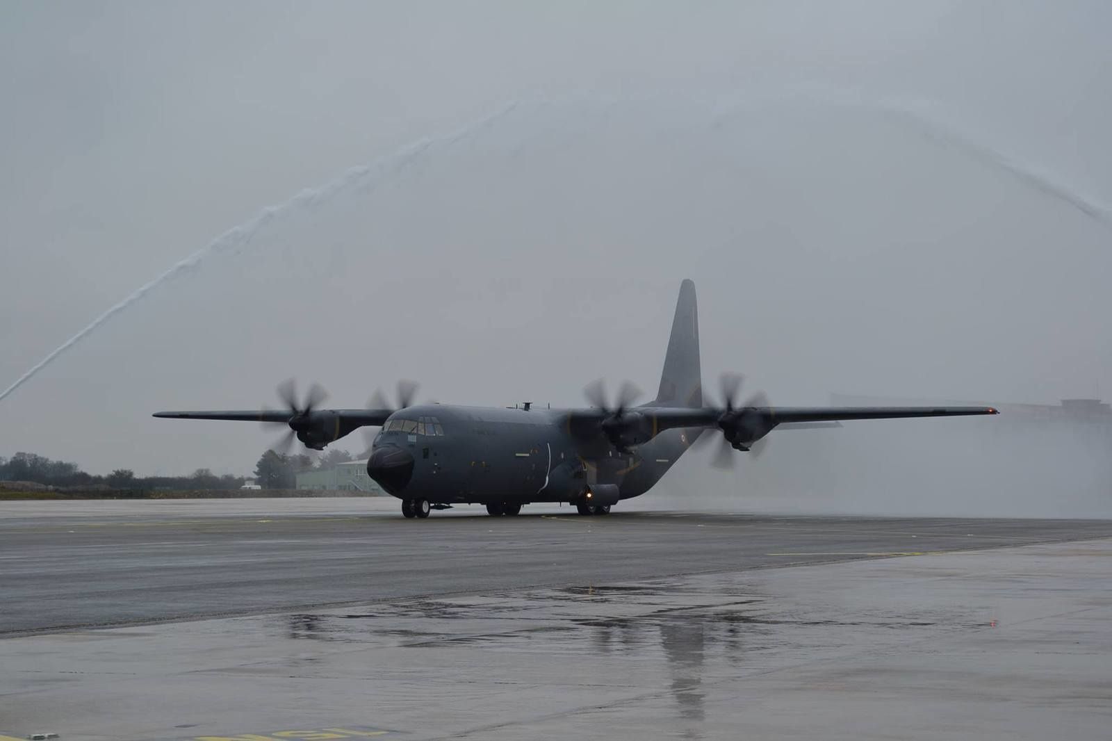 В Киев за сутки прибыли еще 2 военно-транспортных самолета ВВС США: военный груз доставляют безостановочно