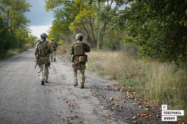 1200 метров вперед: бойцы ВСУ освободили еще одно село на Донбассе - кадры