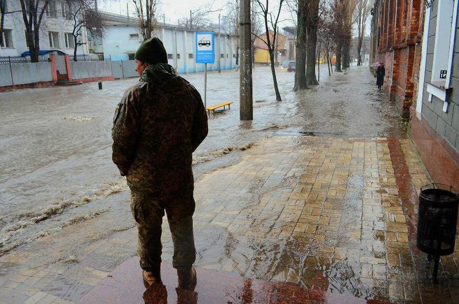 Одесса превратилась в сплошное море: появилось новое видео мощного потопа в городе с "плавающими" машинами - кадры