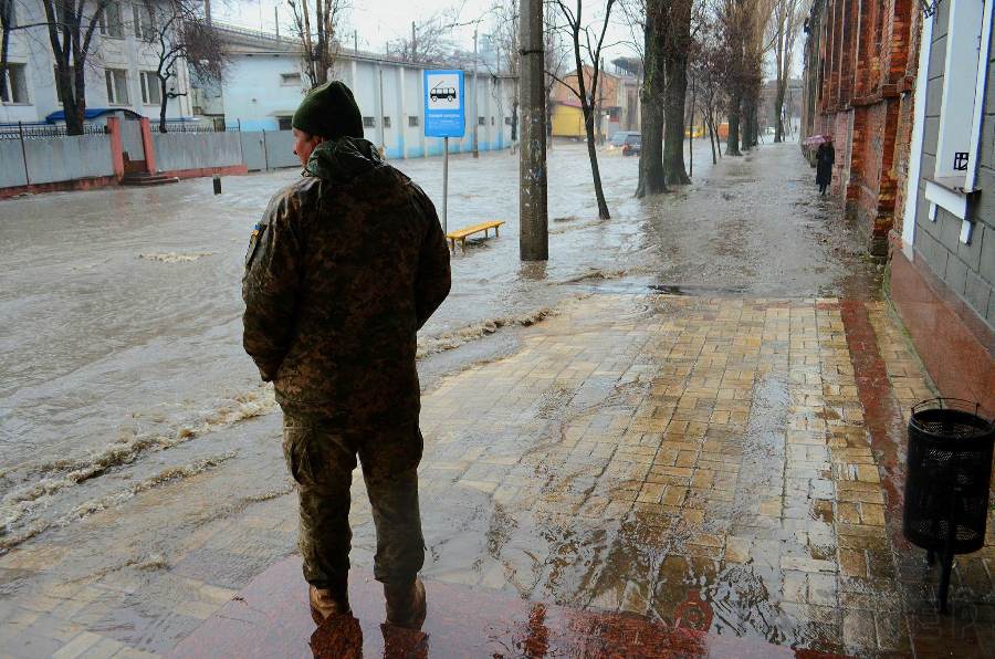 Одесса превратилась в сплошное море: появилось новое видео мощного потопа в городе с "плавающими" машинами - кадры