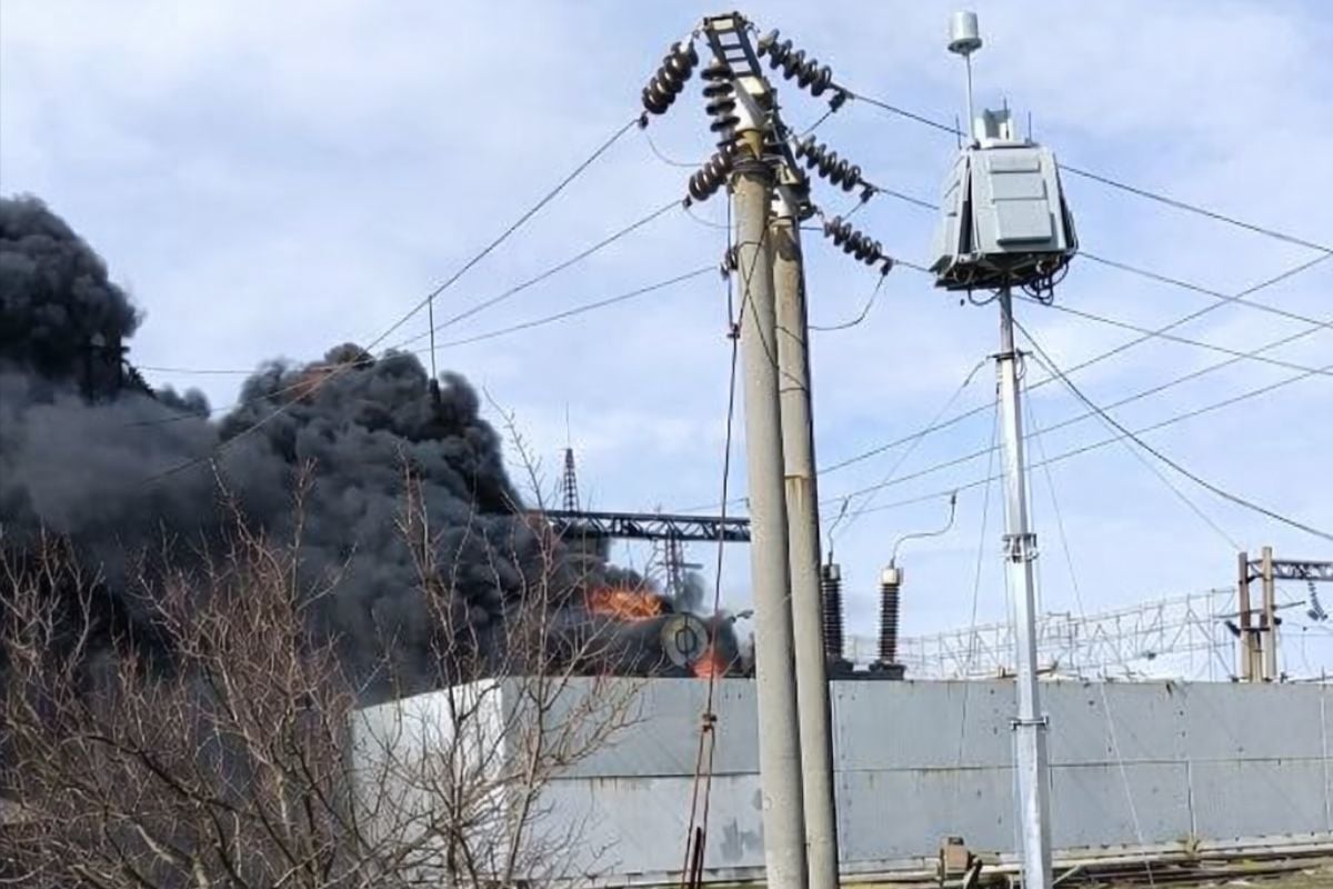 Удар БПЛА обесточил важный логистический узел армии РФ на Южном фронте: подстанция сгорела