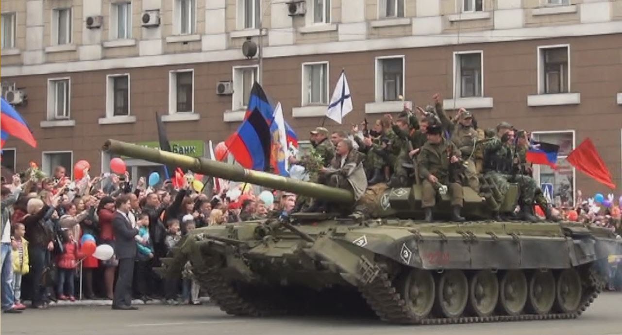 На "параде победы" в непризнанной "ДНР" похвастались ракетами "собственного производства"