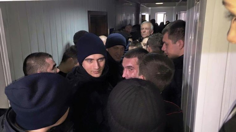 В Киеве экс-бойцы "Торнадо" штурмуют суд