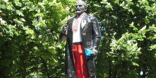 ​В Волновахе памятник Ленину "нарядили" в вышиванку и шаровары