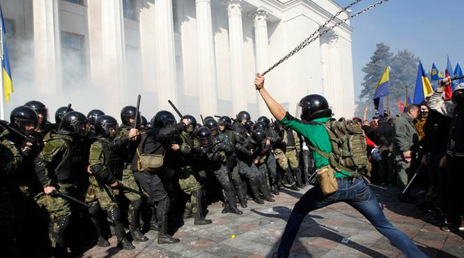 Главное за день 14 октября: Беспорядки в Киеве, марши УПА по всей Украине, Иловайск после обстрелов