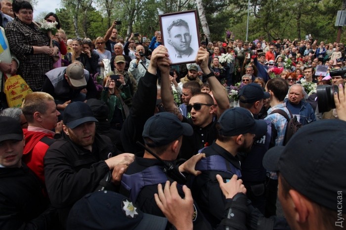 В Одессе на Аллее Славы из-за портрета Шухевича вспыхнула драка (кадры) 