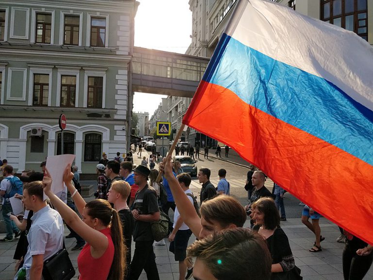 Акция в поддержку политзаключенных в России: в Сети показали кадры жесткого разгона и задержаний активистов