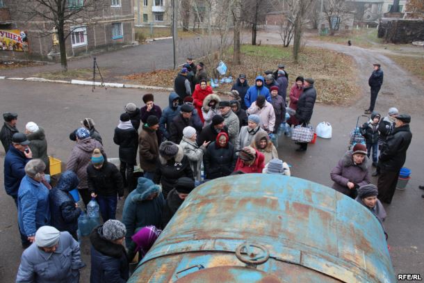 Прифронтовой Дзержинск остался без воды и отопления: город переведен в режим ЧС, боевики не пускают ремонтников к разрушенной обстрелами трубе