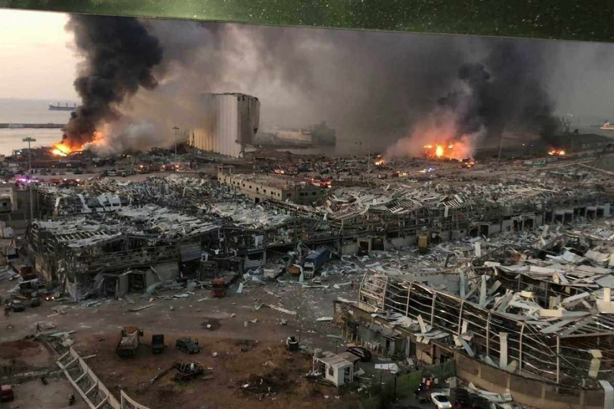 ​Кадры разрушенного взрывом Бейрута появились в Сети: взрывная волна разошлась на 10 км, больницы переполнены