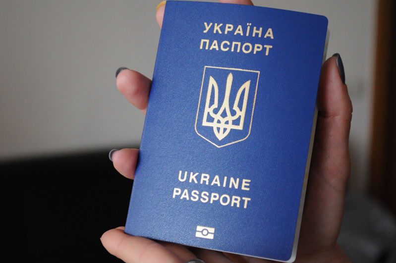 У украинцев массово возникают проблемы с загранпаспортами: что важно знать 