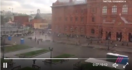 В Москве от кровавого режима убегают даже туалетные кабинки: видео "летящих" по Красной площади от урагана биотуалетов вызвало шквал комментариев - кадры 