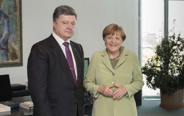 ​Секретная договоренность Порошенко и Меркель: никакого "особого статуса" Донбассу до выполнения Россией "Минска-2"