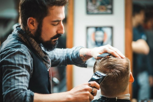 Просто постригли не удачно: в Москве клиент заколол парикмахера шампуром - кадры