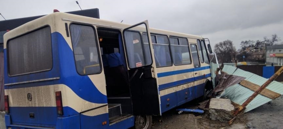 "Дети выпрыгивали на ходу", - в Каменском водитель автобуса умер во время движения, детали