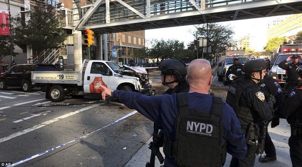 ​На Манхэттене неизвестный прямо возле школы совершил наезд на людей, после чего открыл стрельбу - известно о 6 погибших, 15 пострадавших, - кадры
