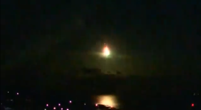 На Японию обрушился гигантский метеорит: появившийся ночью "огненный шар" напугал несколько тысяч местных жителей - кадры