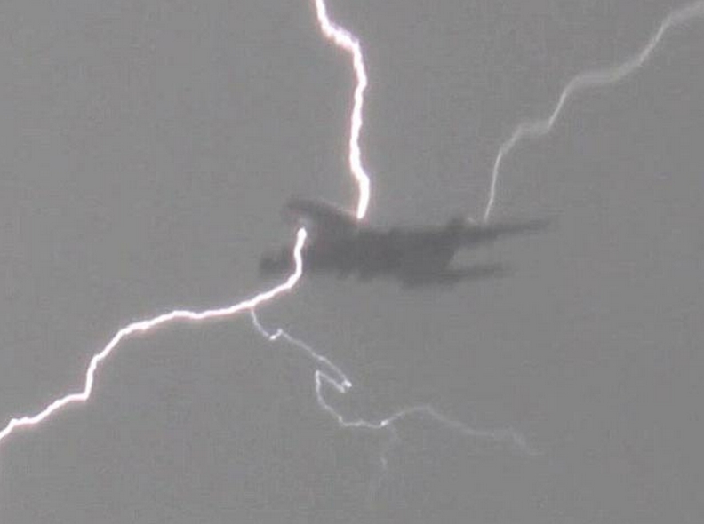 В исландском авиалайнере молния пробила дыру