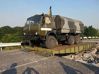 Украинские военные восстанавливают поврежденные мосты в Донбассе
