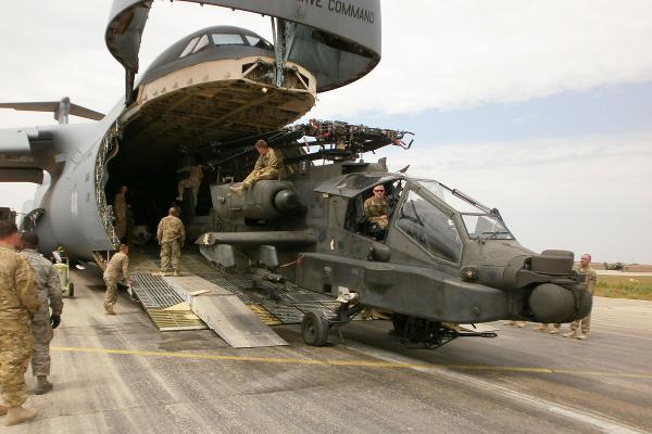 США перебрасывают целый рой военных вертолетов AH-64 Apache на границу с Россией: Кремль пока молчит