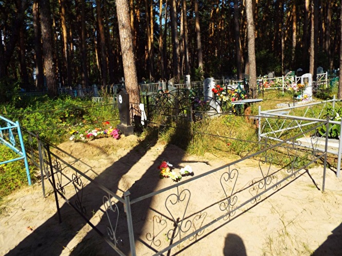 В "скрепной державе" парень выкопал гроб с телом бывшей возлюбленной и сжег прямо на кладбище