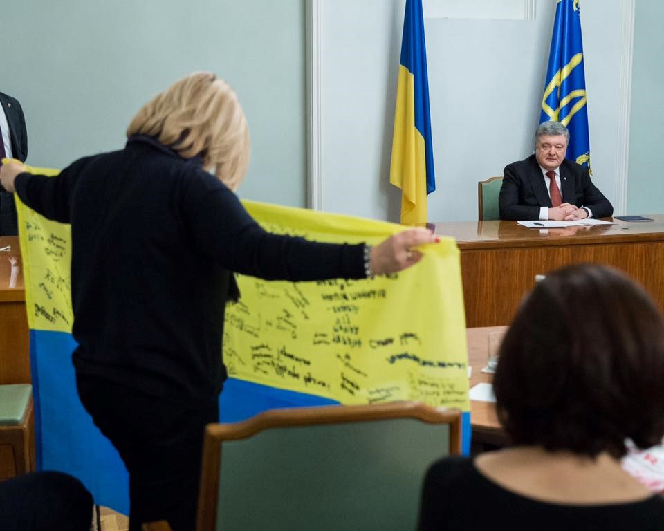 Символ и большая победа Украины: Порошенко сделал мощное заявление перед родными пленных украинцев – кадры уже в Сети