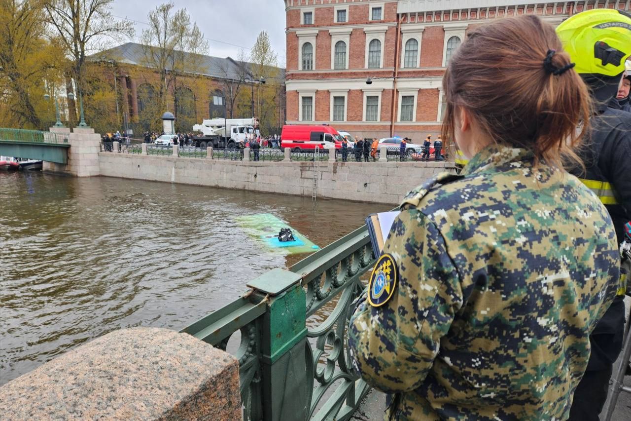 У Пітері водій "психанув" і загнав у річку заповнений автобус – багато загиблих