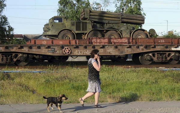 Россия открыто запугивает Украину войной: на границу Донбасса переброшена колонна "Ураганов" - кадры