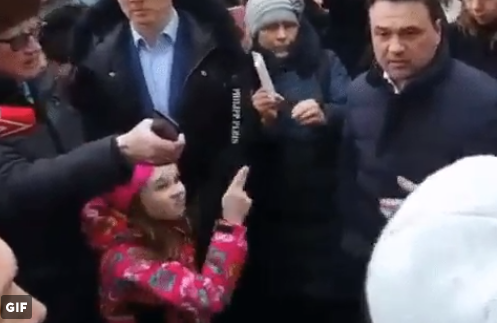 Девочка в розовом на митинге в Волоколамске "взорвала" соцсети неподражаемой жестикуляцией - кадры