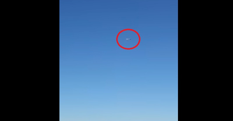 Летели в одном направлении: в России пассажирский самолет сопровождал "конвой" НЛО – кадры