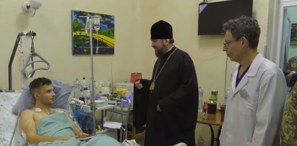 Епифаний показал, каким должен быть украинский православный иерарх: обычный визит к раненым на Донбассе Героям - видео