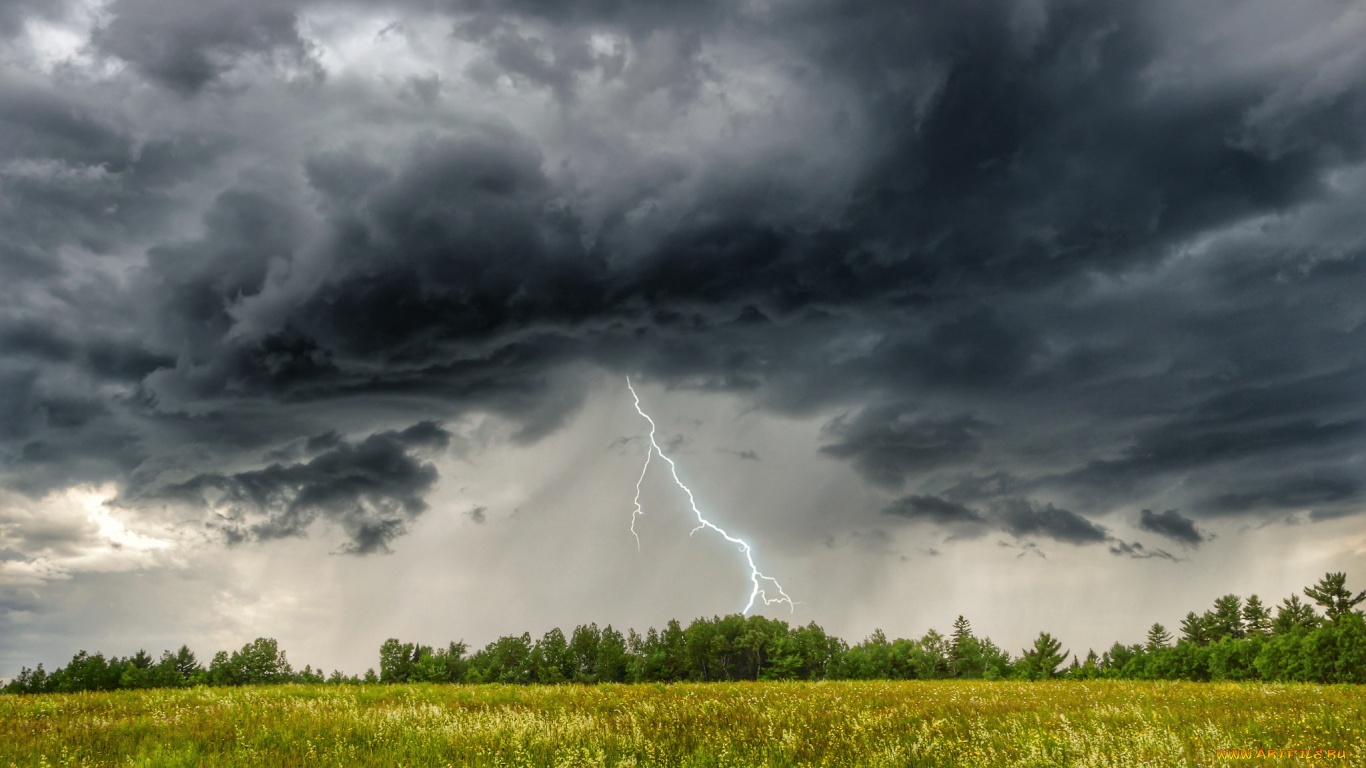 Непогода нагрянет не во все регионы Украины: каким областям срочно приготовиться к мощным ливням и грозам