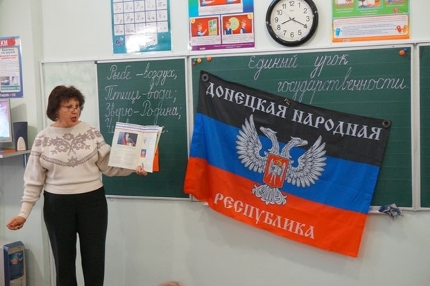 Вычищают и убирают: проукраинская учительница из оккупированного Донецка призналась, что украинский язык в "ДНР" жив только благодаря настоящим патриотам
