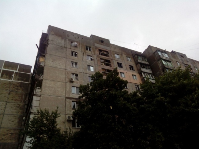В Луганске снаряд попал в многоэтажку: 3 семьи эвакуированы
