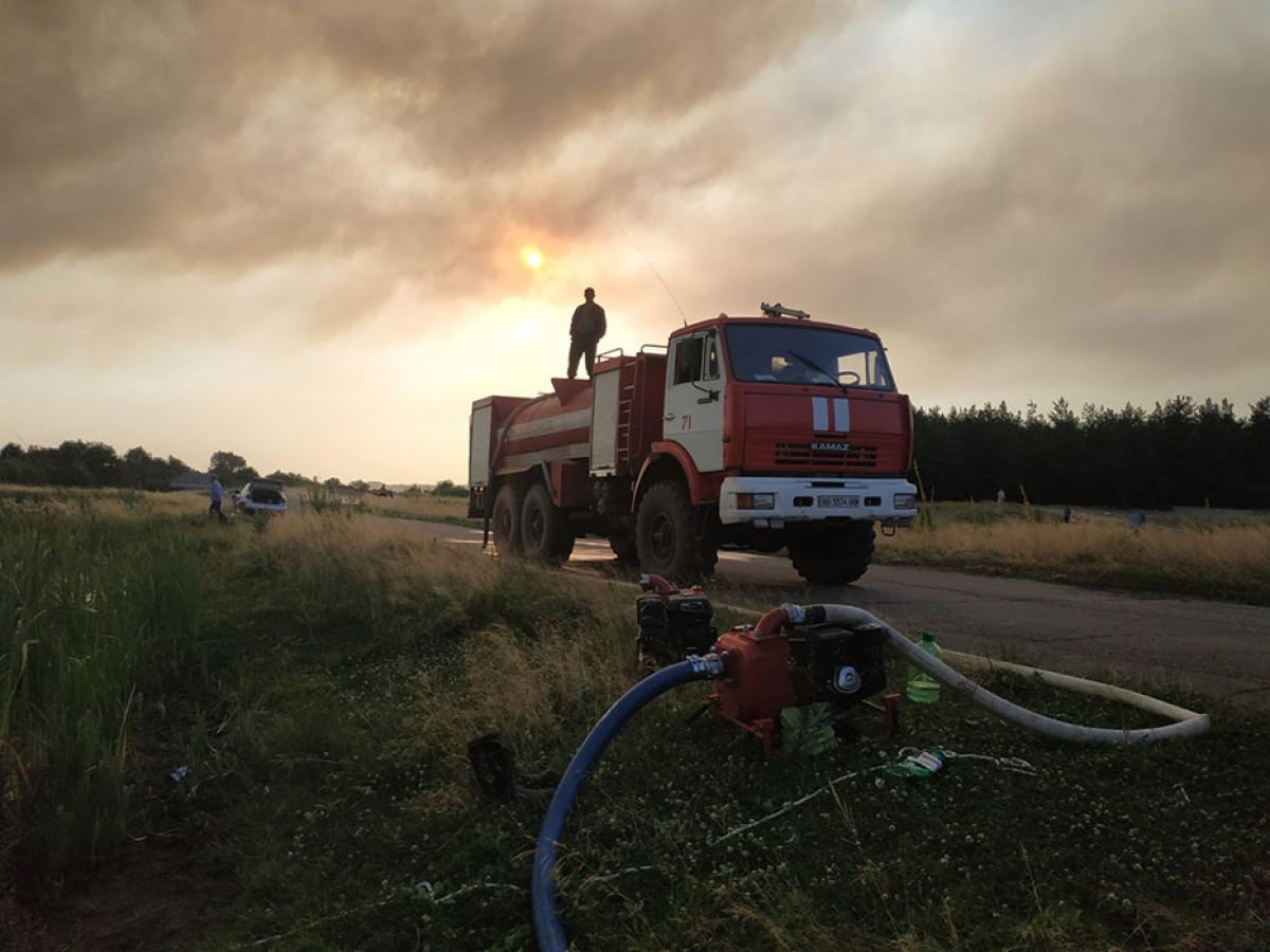 В Луганской области крупный лесной пожар – эвакуированы десятки человек: огонь подобрался к домам