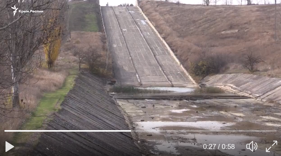 В оккупированном Крыму стремительно пересыхает крупнейшее водохранилище: видео шокировало соцсети последствиями - кадры 