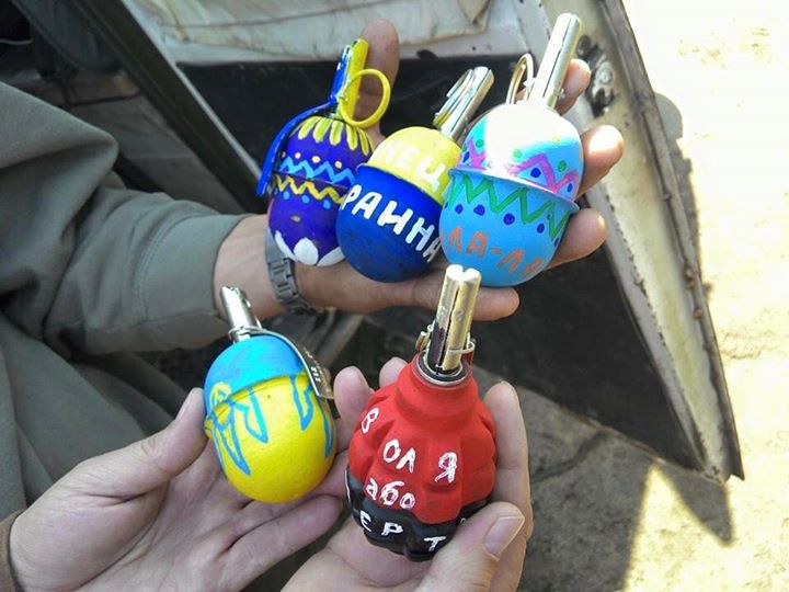 В зоне АТО украинские военные разрисовали боевые "писанки"