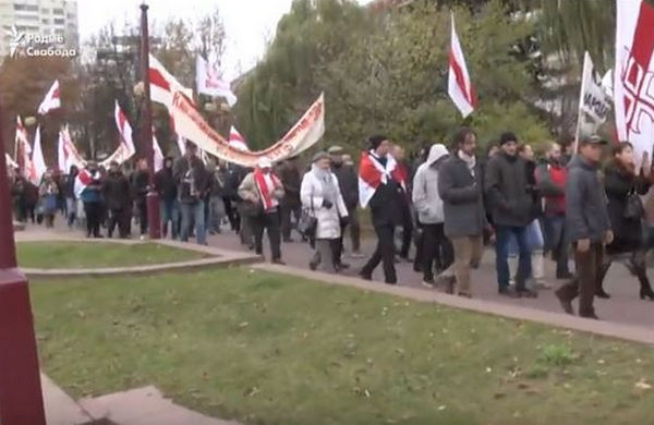 ​"День памяти о преступлениях Советского Союза", - сотни белорусов в Минске вышли на марш - кадры