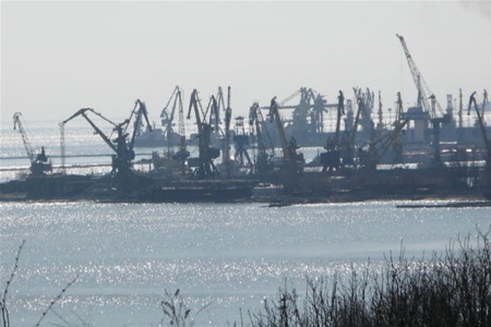 Из-за боевых действий в Донбассе Мариупольский морской торговый порт несет убытки