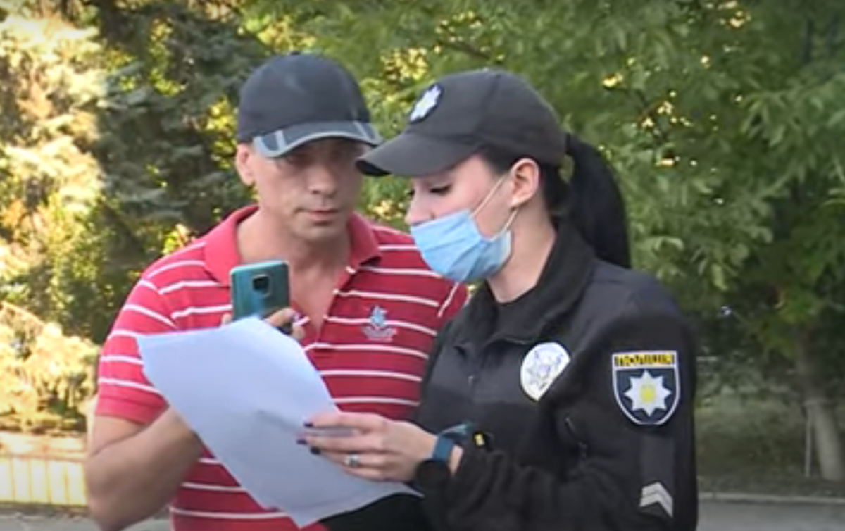 Полицейские приехали на вызов в Запорожье и еле отбились от кусающегося мужчины