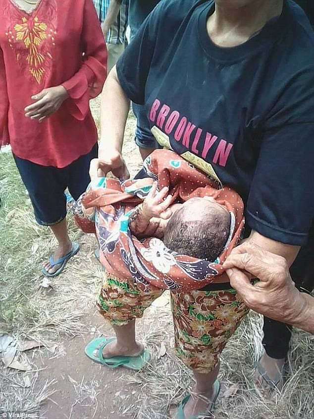 В Индонезии новорожденный мальчик был похоронен заживо собственными родителями: уникальные кадры спасения малыша