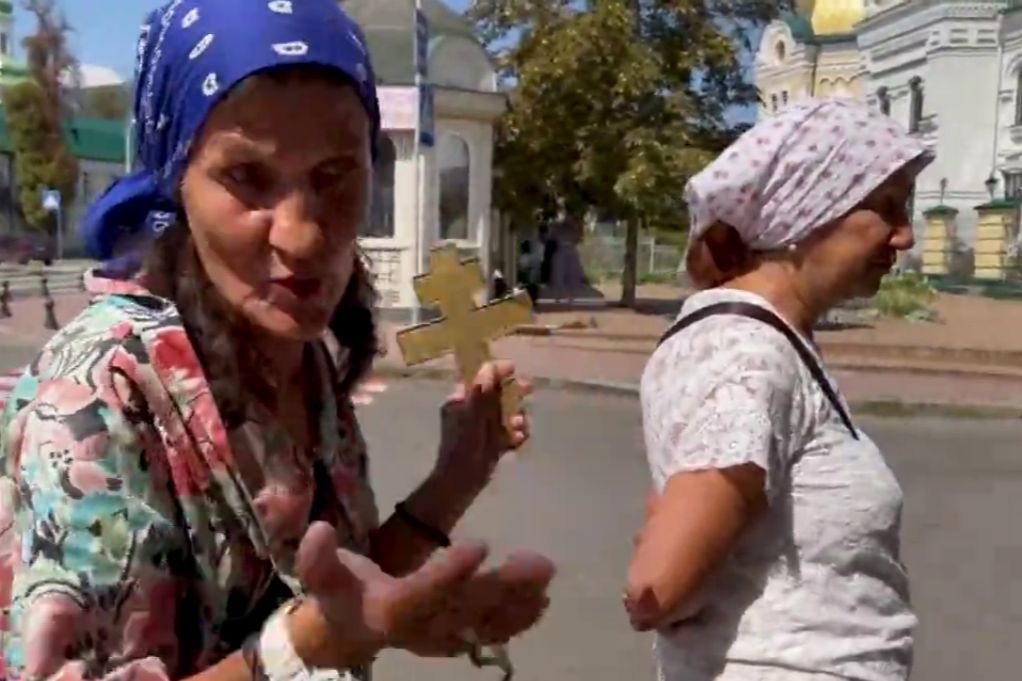 ​"Украина – экспериментальная страна", – прихожанка УПЦ МП у Лавры оправдывала агрессию РФ