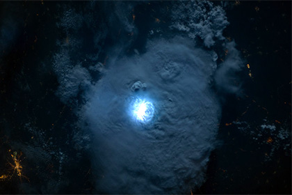 С борта МКС сделаны удивительные снимки молнии из космоса 