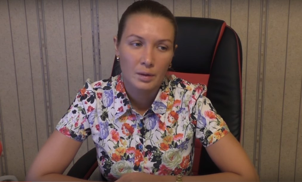 Денег нет, но вы деритесь: в Крыму жадный чиновник впал в ярость и зверски избил свою подчиненную из России после просьбы заплатить ей хоть что-то