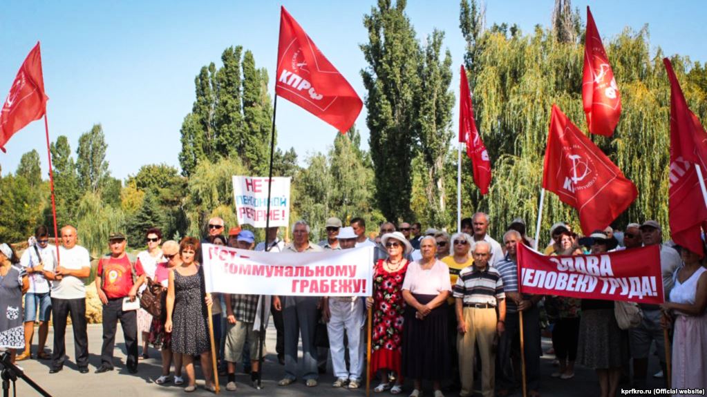 "Путин и Медведев - враги народа", - в Крыму сотни возмущенных людей протестуют против пенсионной реформы, кадры